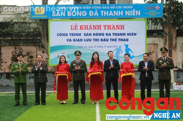 Đại diện Lãnh đạo Công an tỉnh, Ngân hàng BIDV và ĐTN  Công an tỉnh lên cắt băng khánh thành