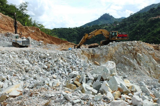 Siết chặt quản lý việc sử dụng VLNCN trong khai thác đá góp phần đảm bảo an toàn lao động và cuộc sống người dân - ảnh minh họa