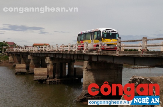 Cầu Quỳnh Nghĩa xuống cấp nghiêm trọng nhưng vẫn có nhiều phương tiện qua lại