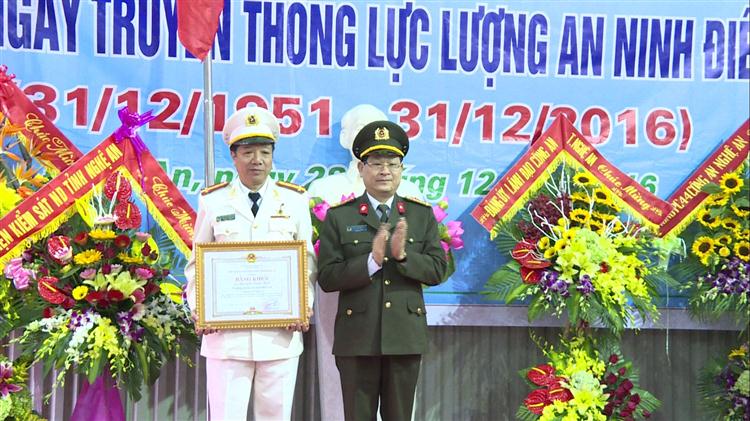 Đồng chí Đại tá Nguyễn Hữu Cầu, Giám đốc Công an tỉnh trao Bằng khen của UBND tỉnh cho Đại tá Nguyễn Cảnh Hợi, Trưởng Phòng An ninh điều tra