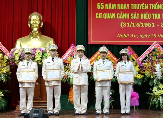 Khen thưởng các tập thể, cá nhân có thành tích xuất sắc