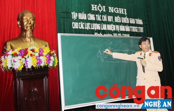 Cán bộ Đội CSGT Công an TP Vinh hướng dẫn cách bảo vệ hiện trường khi xảy ra tai nạn giao thông