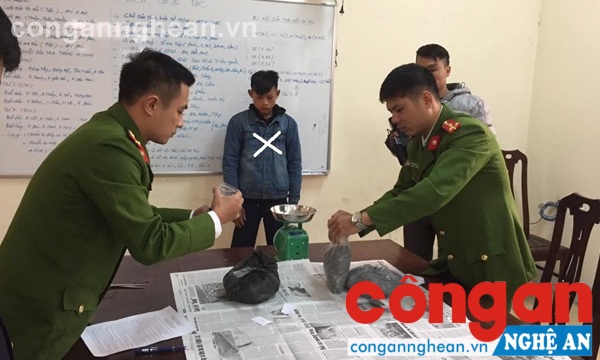 Đối tượng Hoàng Văn Chí (X) cùng số thuốc pháo tại cơ quan công an