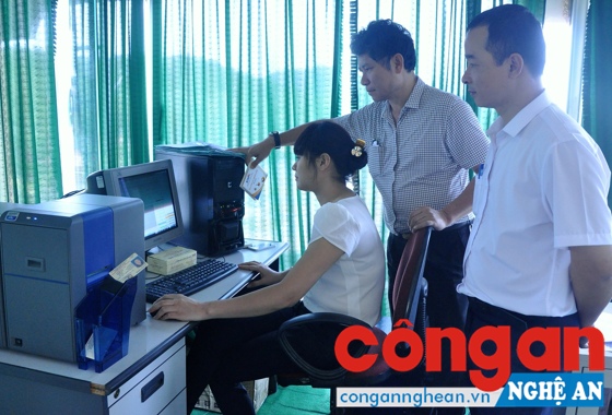 Lãnh đạo Phòng Quản lý phương tiện và người lái, Sở Giao thông Vận tải Nghệ An theo dõi, kiểm tra quy trình in, cấp bằng lái xe trực tiếp tại Trung tâm Sát hạch xe cơ giới đường bộ - Ảnh: Xuân Thống