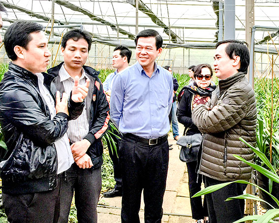 Đồng chí Nguyễn Hồng Lĩnh, Ủy viên Trung ương Đảng, Bí thư Tỉnh ủy, Chủ tịch HĐND tỉnh cùng đoàn công tác tham quan mô hình nông nghiệp ứng dụng công nghệ cao tại tỉnh Lâm Đồng. Ảnh: KHẮC DUY