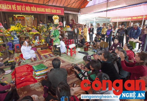 Thực hành nghi lễ hầu đồng ở đền Hoàng Mười dịp đầu năm