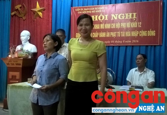 Đại diện Chi hội phụ nữ khối 12 trao quà cho hội viên có hoàn cảnh khó khăn