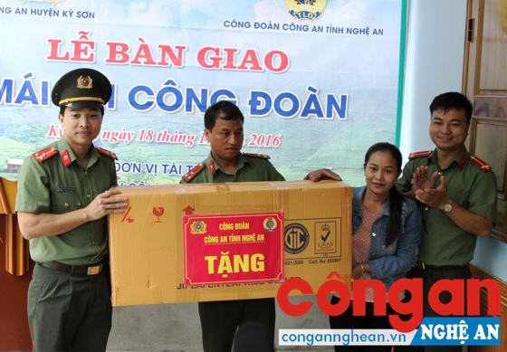 Bàn giao nhà “Mái ấm công đoàn” và tặng quà cho gia đình Thượng úy Lô Đức Cảnh