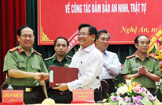 Lãnh đạo Công an tỉnh và Công ty CP Đầu tư phát triển Cao su Nghệ An ký kết quy chế đảm bảo ANTT