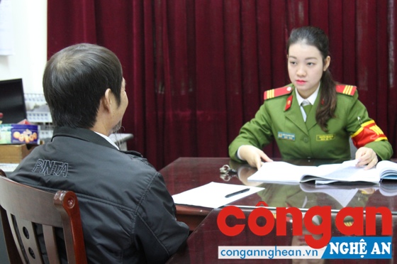 Cán bộ Công an tiếp nhận tin báo tố giác tội phạm của người dân