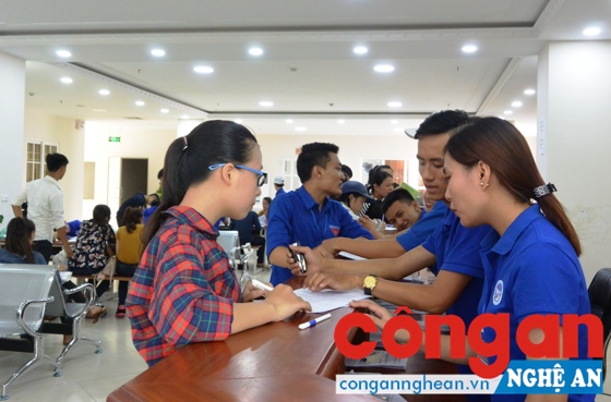 Thí sinh nộp hồ sơ đăng ký xét tuyển tại Trường Đại học Vinh