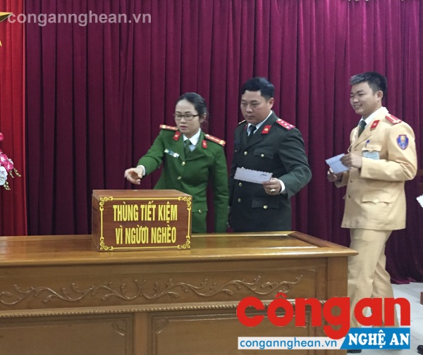 Các đồng chí lãnh đạo đơn vị và CBCS Công an huyện Anh Sơn ủng hộ người nghèo Tết Đinh Dậu 2017