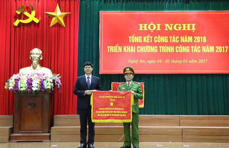 Đồng chí Lê Xuan Đại, Phó Chủ tịch thường trực UBND tỉnh trao Cờ thi đua của UBND cho tập thể có thành tích xuất sắc