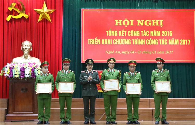 Nhiều tập thể các nhân nhận Bằng khen của Bộ Công an vì có thành tích xuất sắc