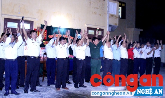 CBCS đảo Núi Le cùng nhau hướng ra biển trong giây phút đón giao thừa đón chào năm mới