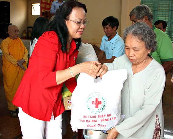 Bà Vương Thị Ngọc Yến, Chủ tịch Hội Chữ thập đỏ tỉnh tặng quà Tết cho người nghèo xã Hòa Hưng (huyện Xuyên Mộc).