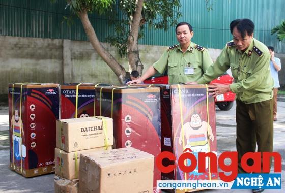 Lực lượng Quản lý thị trường kiểm tra                                   số hàng hóa vi phạm