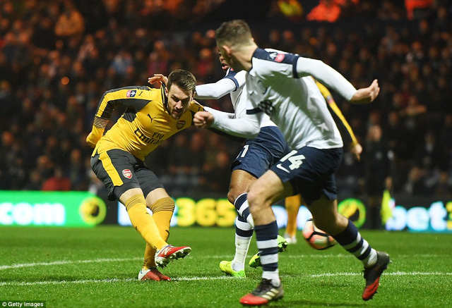 Ramsey gỡ hòa 1-1 cho Arsenal ở đầu hiệp 2