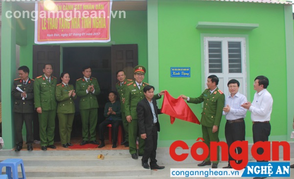 Cắt băng khánh thành tại nhà bà Nguyễn Thị Tứ tại xã Nam Xuân , huyện Nam Đàn