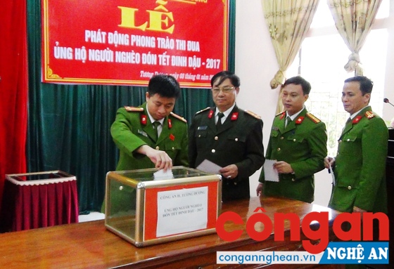  Công an huyện Tương Dương ủng hộ người nghèo đón Tết Đinh Dậu 2017