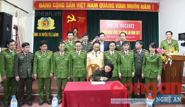 Đại biểu chứng kiến lễ ký giao ước thi đua giữa các đội