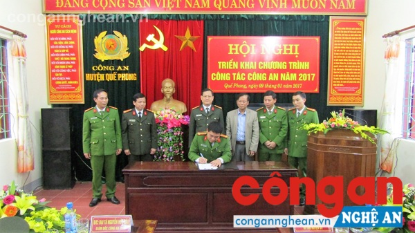 Dưới sự chứng kiến của lãnh đạo Công an tỉnh và cấp ủy, chính quyền huyện, lãnh đạo Công an huyenj và các đội công tác đã ký giao ước thi đua năm 2017