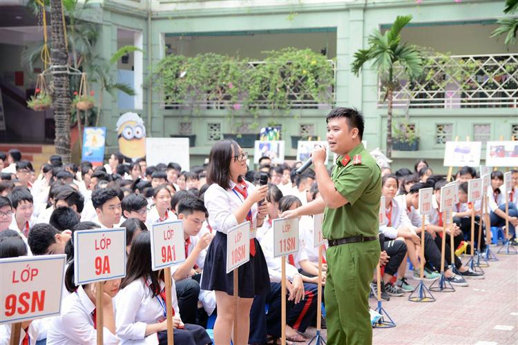 Cán bộ Công an tuyên truyền về công tác phòng, chống ma túy tại trường học