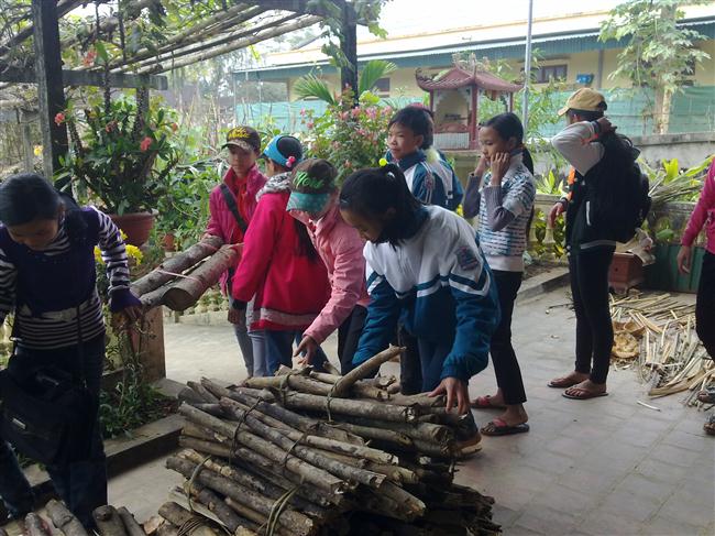 Góp củi tặng những gia đình chính sách đã trở thành                      nét đẹp trong nhiều năm qua của các thế hệ học sinh                                      Trường THCS Đức Sơn, huyện Anh Sơn