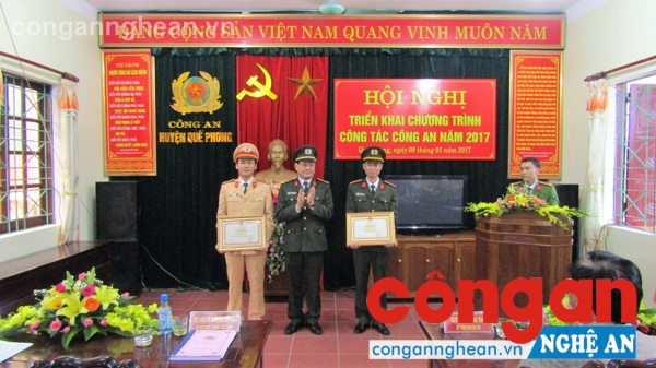 Thừa ủy quyền Bộ trưởng Bộ Công an, đồng chí Đại tá Nguyễn Hữu Cầu- Giám đốc Công an tỉnh trao Bằng khen cho 2 cá nhân Công an huyện Quế Phong