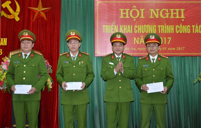 Trao trưởng cho các tập thể, cá nhân tại hội nghị