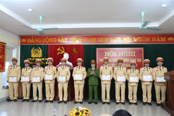 Trao danh hiệu “Chiến sỹ thi đua cơ sở” cho 21 cá nhân