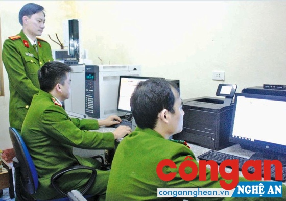 CBCS Phòng KTHS Công an tỉnh phân tích kết quả giám định ma túy