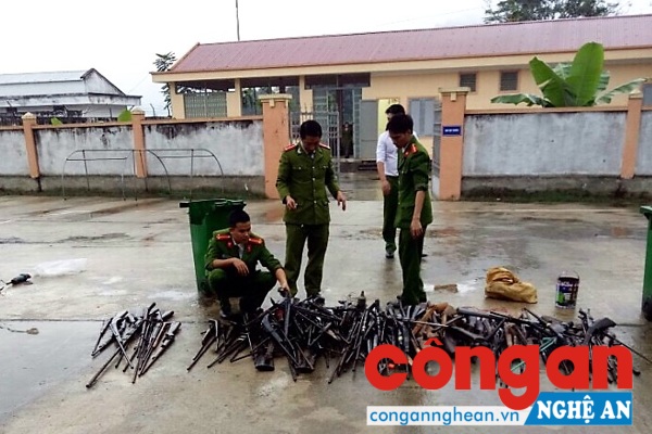 Cán bộ Công an huyện phân loại số vũ khí sau khi thu giữ