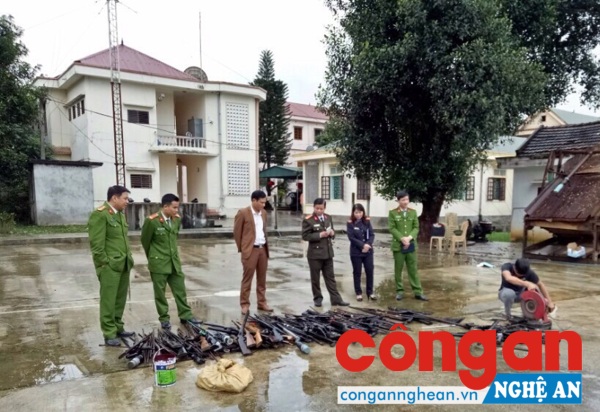 Đại diện Viên KSND huyện và lãnh đạo Công an huyện Quế Phong chứng kiến kết quả vụ việc