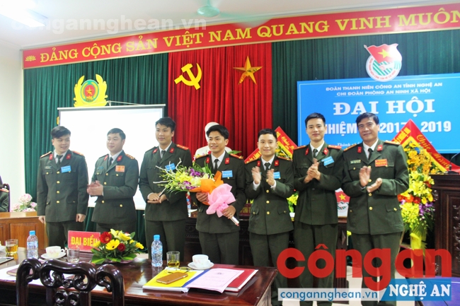 Đồng chí Đại tá Phan Đình Sửu, Trưởng phòng An ninh xã hội tặng hoa BCH nhiệm kỳ mới