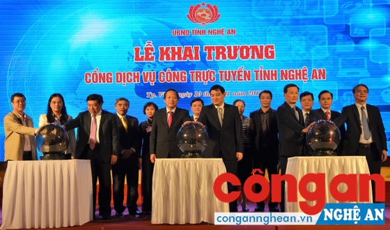 Đại biểu Trung ương và tỉnh tại lễ khai trương Cổng dịch vụ công trực tuyến Nghệ An