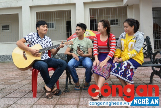 Du học sinh Lào tập luyện các ca khúc để hát tặng bạn bè Việt Nam trong dịp Tết Nguyên đán sắp tới
