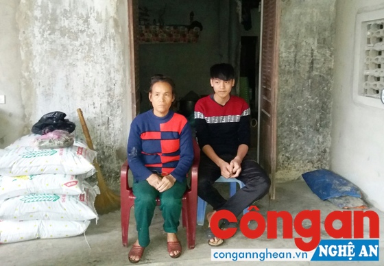 Em Ngô Xuân Thọ và mẹ trong căn nhà cũ kĩ