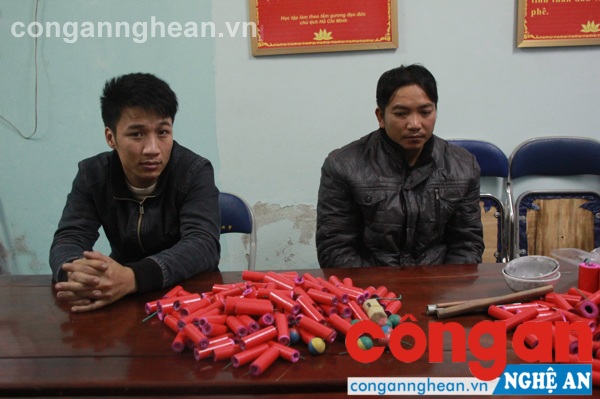  Hai đối tượng cùng tang vật