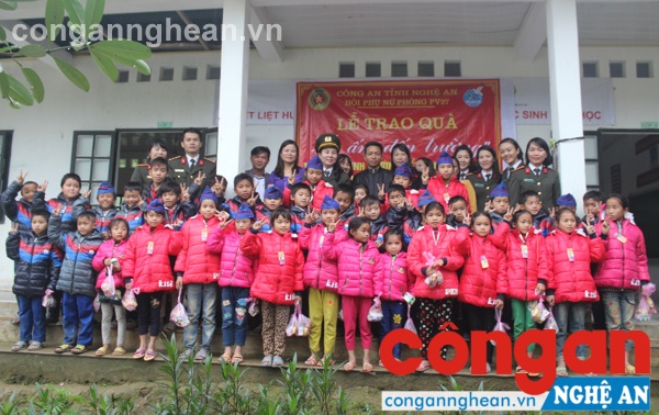  Đoàn công tác Hội phụ nữ Phòng Hồ sơ CANA cùng các thầy cô giáo chụp ảnh lưu niệm với các cháu học sinh được tặng quà .
