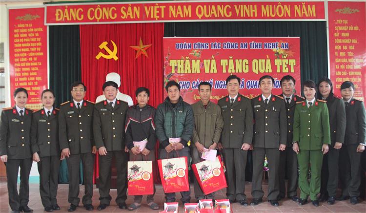 Trao quà cho  Công an xã Quang Phong