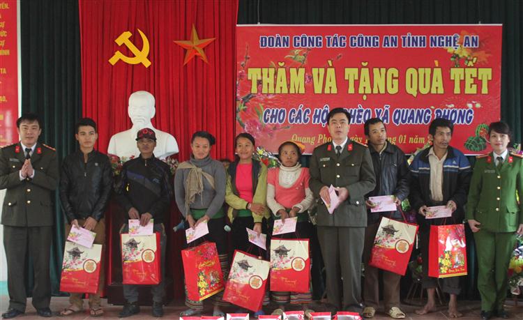 Đại diện lãnh đạo phòng Tài chính kế toán tặng quà cho bà con 
