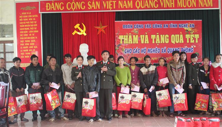 Phòng Công tác chính trị và Hội phụ nữ Công an tỉnh trao quà cho các hộ nghèo