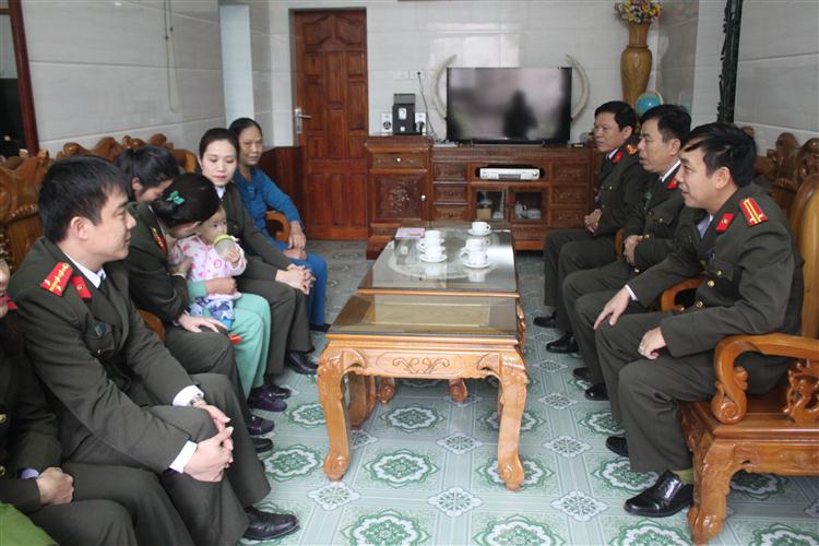 Trao quà và thăm hỏi gia đình CBCS.