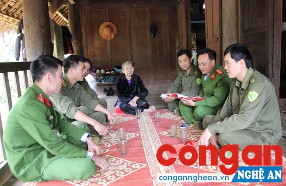 Công an huyện Quỳ Châu giao ban với cơ sở trong công tác đảm bảo ANTT