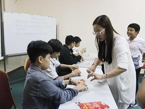 Giờ học thực hành cách sử dụng bao cao su của các học sinh khối THCS