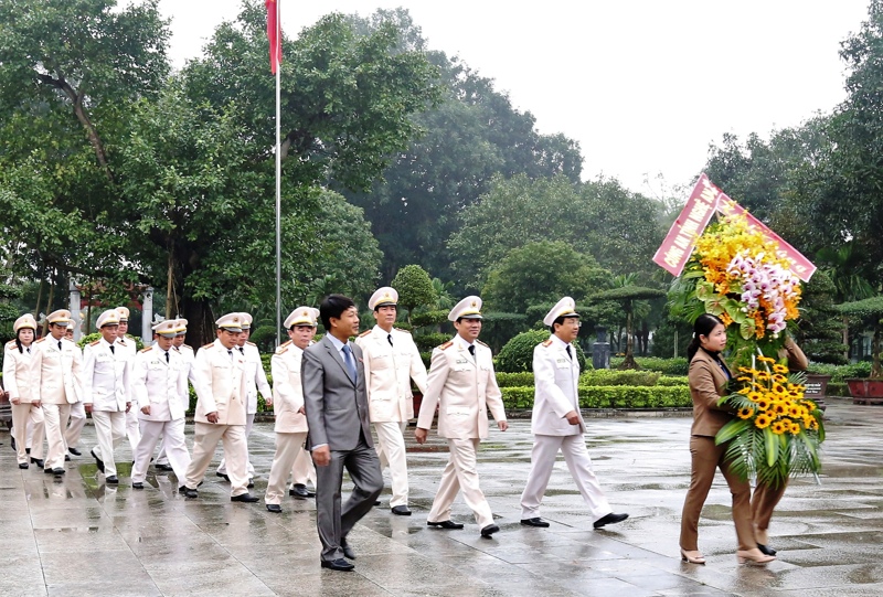 Đoàn dâng hoa báo công lên anh linh Chủ tịch Hồ Chí Minh tại Khu di tích Kim Liên