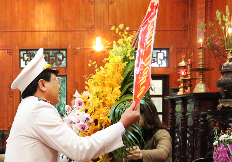 Đồng chí Đại tá Hồ Văn Tứ, Phó Bí thư Đảng ủy, Phó Giám đốc Công an Nghệ An dâng hoa lên Bác