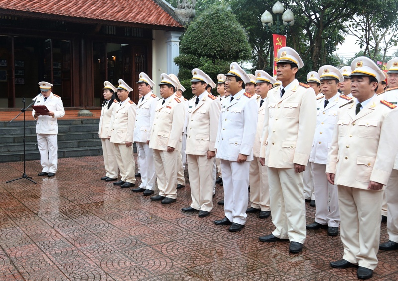 Đoàn dâng hoa dâng hương tại Nhà tưởng niệm Cố Bộ trưởng Bộ Công an Trần Quốc Hoàn tại xã Nam Trung, Nam Đàn.