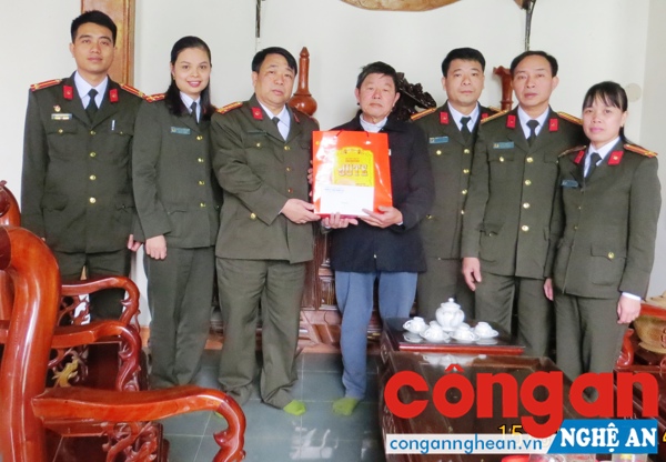 Đại diện lãnh đạo đơn vị và các tổ chức đoàn thể trao quà thăm hỏi